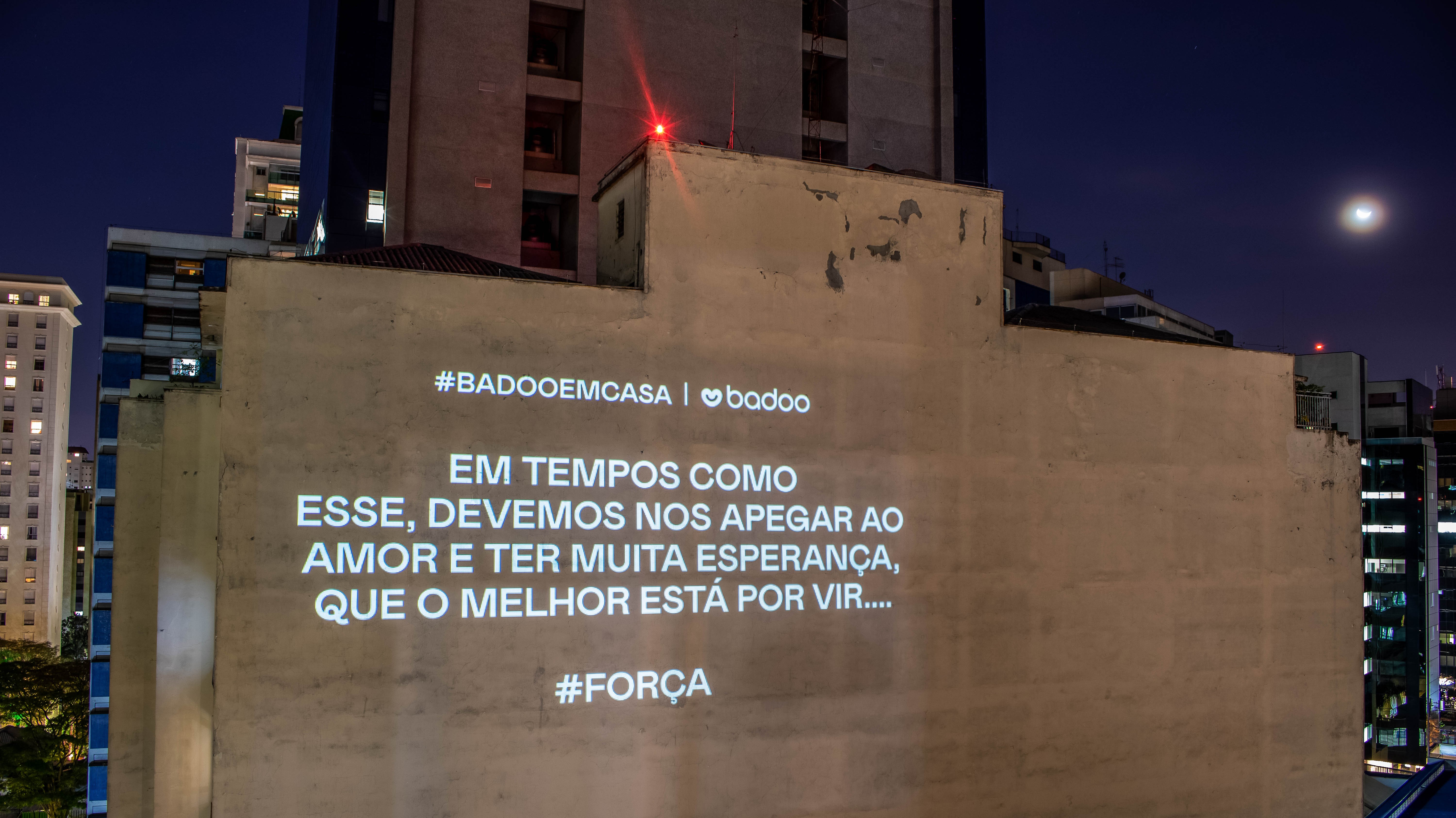Campanha projeta mensagens positivas em prédios para celebrar o amor (Foto: Divulgação)