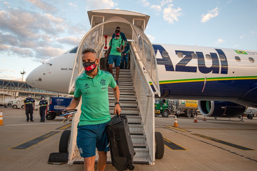 Rafinha, na chegada do Flamengo a Goiânia — Foto: Alexandre Vidal / Flamengo