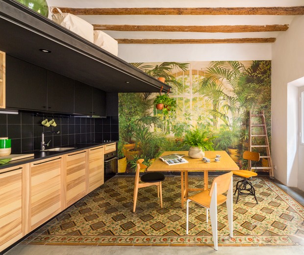 Décor do dia: cozinha combina papel de parede e plantas para criar efeito visual poderoso (Foto: Yago Partal / Divulgação)