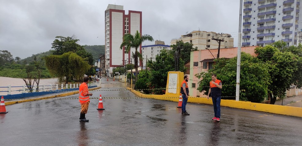 Avenida Sá Tinoco,  conhecida como a Beira Rio, este está interditada. — Foto: Divulgação: Comunicação Social de Itaperuna