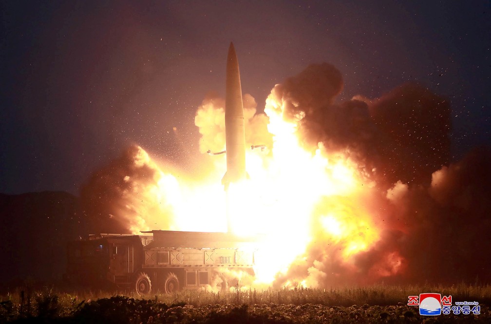 Um mÃ­ssil Ã© lanÃ§ado durante testes em um local nÃ£o identificado na Coreia do Norte nesta imagem sem data fornecida pela KCNA na semana passada â€” Foto: KCNA via Reuters