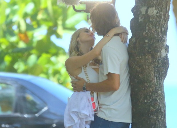 Isabelle Drummond e Rafael Vitti gravam cenas românticas de Verão Quem Verão