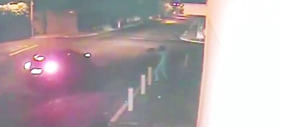 Quadrilha apontou fuzil para motoristas que passam em frente de empresa (Foto: Reprodução/TV TEM )