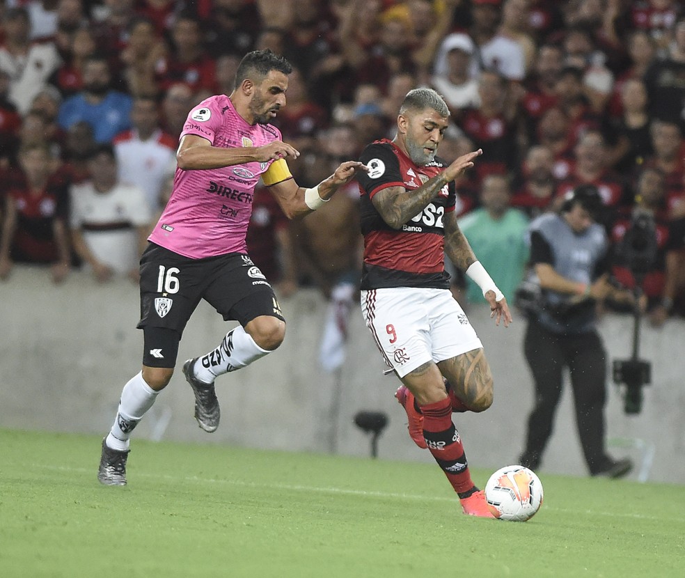 Pellerano disputa bola com Gabigol em 2020 &mdash; Foto: Andr&eacute; Dur&atilde;o/GloboEsporte.com