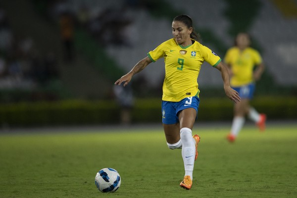 Debinha (foto),e Bia Zaneratto formam a dupla de ataque da seleção brasileira feminina. Juntas, além dos gols, eles não marcam muito a saída de bola das adversárias  (Foto: Thais Magalhães / CBF)