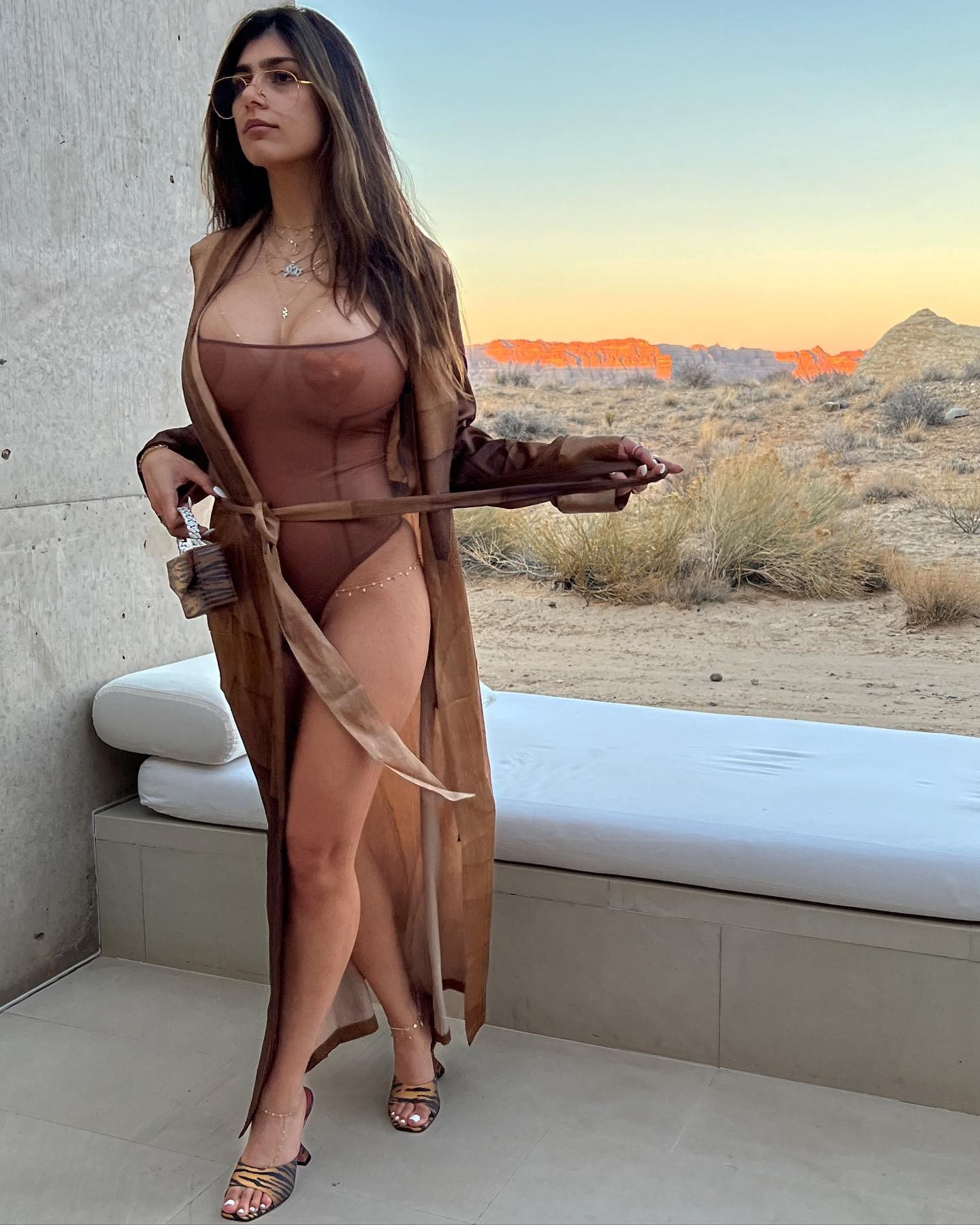 Mia Khalifa em fotos feitas no deserto (Foto: reprodução instagram)