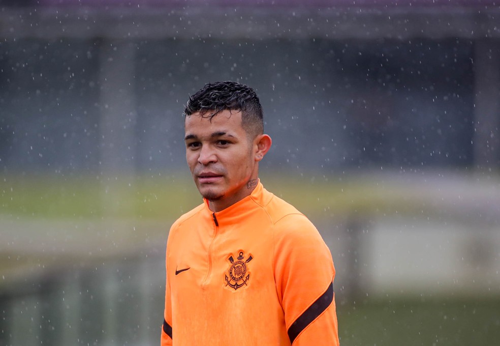 Adson passa por cirurgia de apendicite e segue como desfalque do Corinthians