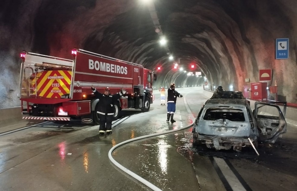 Carro pega fogo em túnel na rodovia dos Tamoios — Foto: Divulgação/ Corpo de Bombeiros