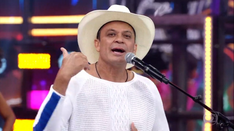 Frank Aguiar escondia a calvície com chapéu — Foto: Globo