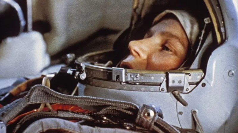 Em 1963, a russa Valentina Tereshkova se tornou a primeira mulher no espaço (Foto: GETTY IMAGES via BBC)