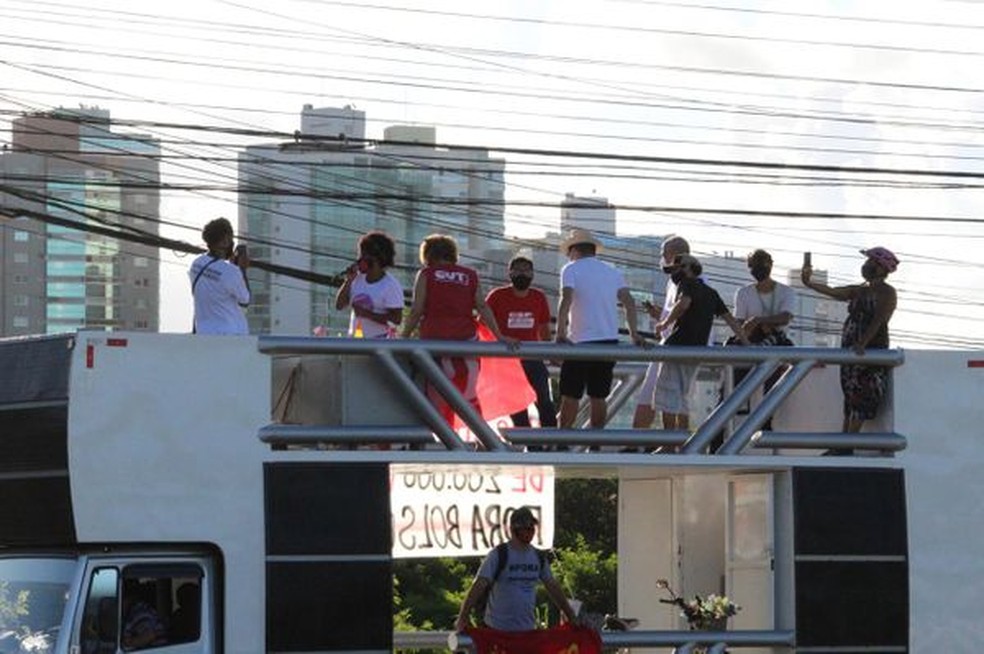 Manifestantes fazem protesto a favor de vacina e contra Bolsonaro em Vitória — Foto: Reprodução/Alberto Borém