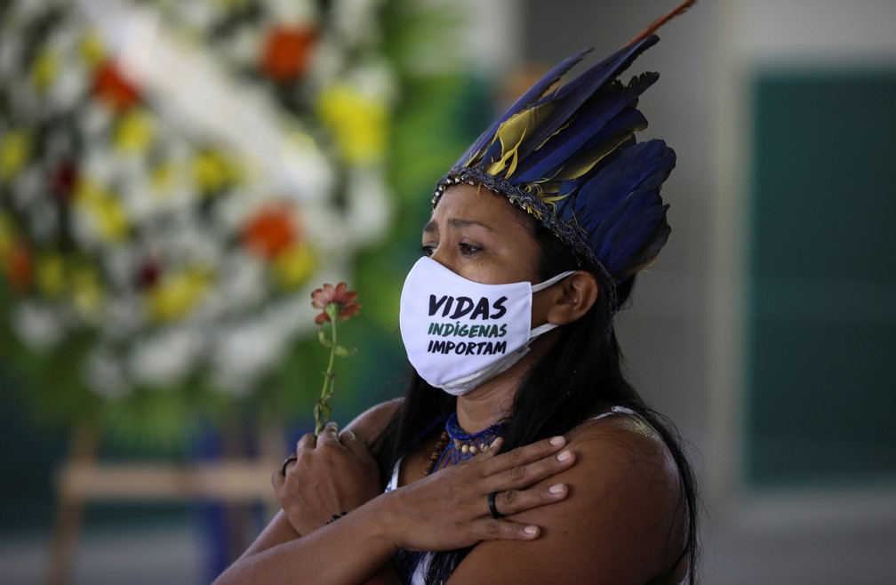 14 de maio - Indígenas participam do velório do cacique Messias Kokama, 53, que morreu vítima de coronavírus (COVID-19), no Parque das Tribos, em Manaus — Foto: Bruno Kelly/Reuters