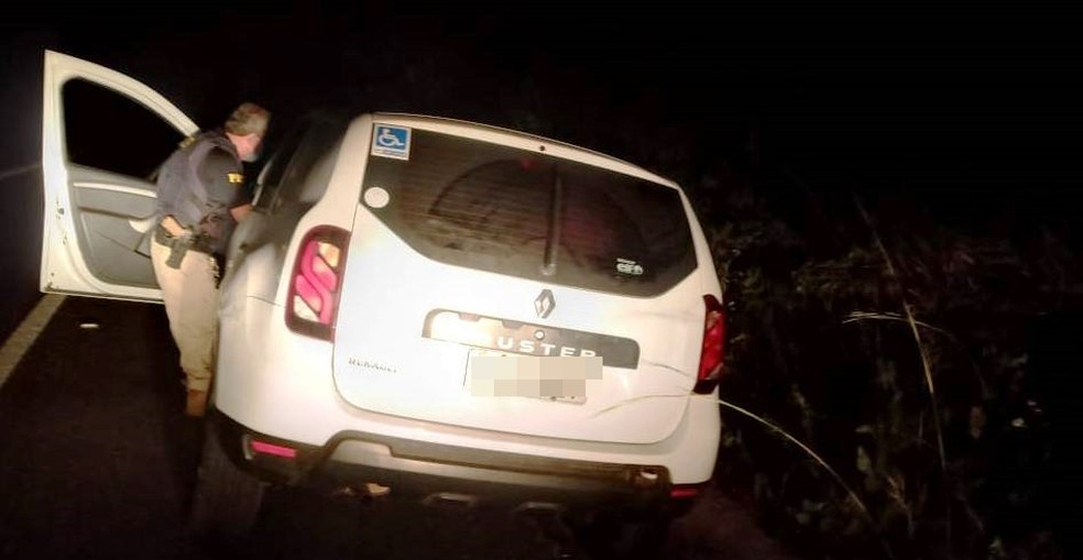 Veículo roubado foi encontrado abandonado na BR 343 no Piauí — Foto: Divulgação/PM-PI