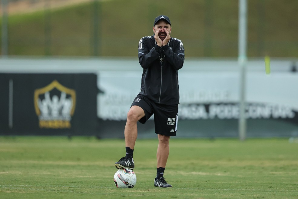 Eduardo Coudet quer mais um zagueiro e lateral no Galo — Foto: Pedro Souza/CAM 