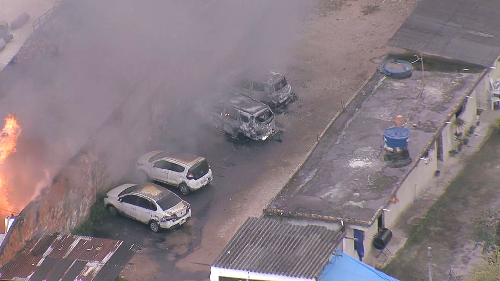 Carros foram incinerados pelo calor no incêndio em Gramacho — Foto: Reprodução/TV Globo