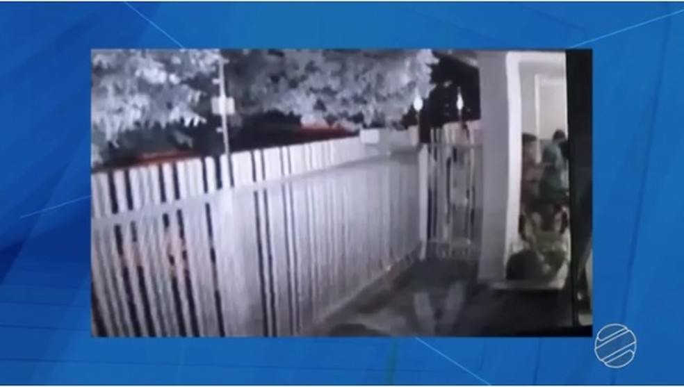 Imagens da cÃ¢mera mostram dois suspeitos invadindo residÃªncias em TrÃªs Lagoas (Foto: ReproduÃ§Ã£o/TV Morena)