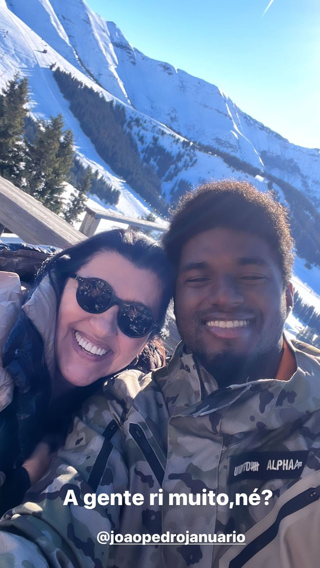 Regina Casé curte férias na neve com ao lado da família (Foto: Reprodução/Instagram)