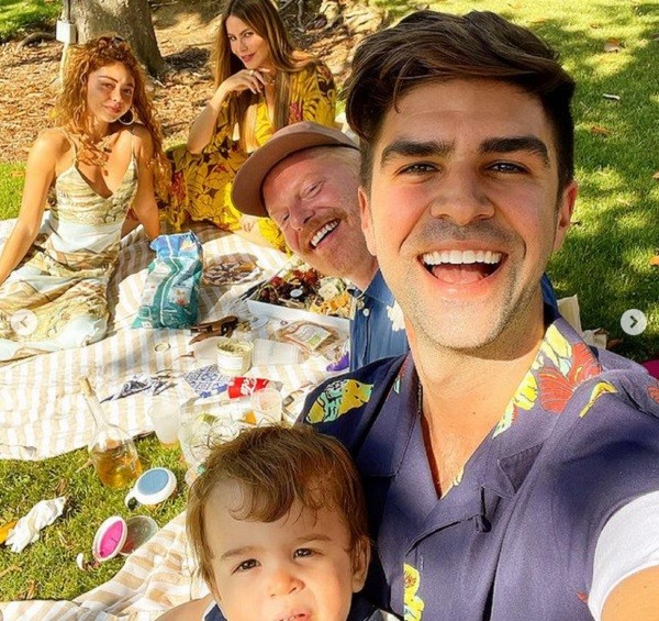 Sarah Hyland, Sofia Vergara e Jesse Tyler Ferguson com o marido e o filho em piquenique dos ex-colegas de Modern Family (Foto: Instagram)