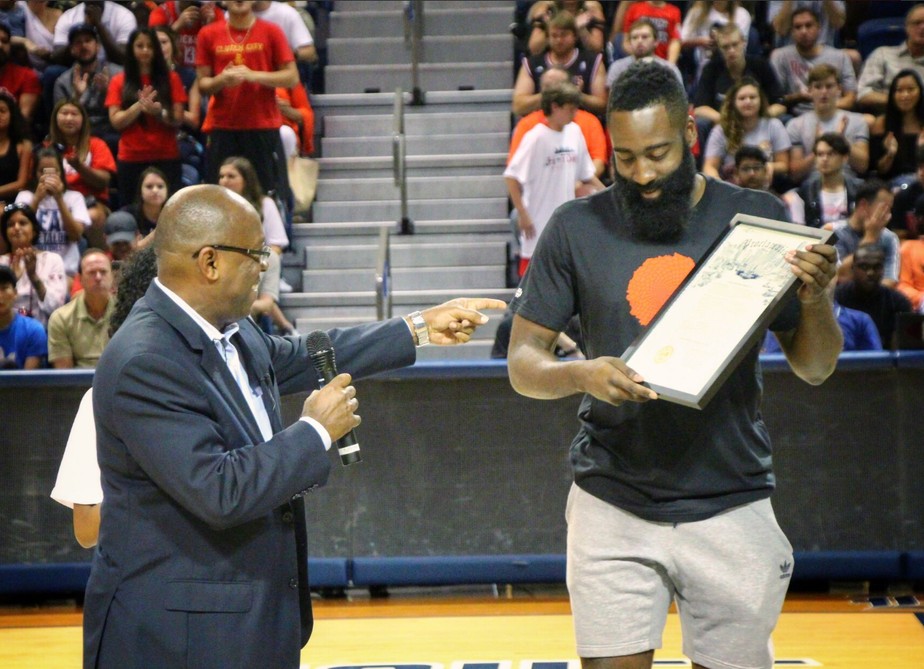 Ponte aérea de James Harden para Chris Paul leva fãs à loucura em jogo beneficente