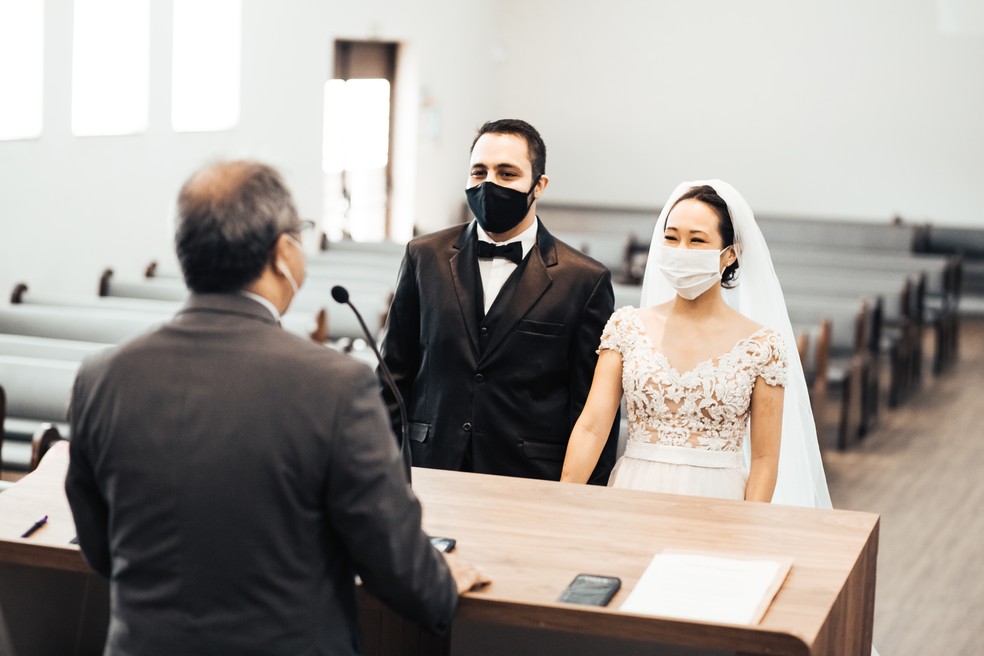 Noivos se casam com máscaras igreja de Rio Preto  — Foto: John Sonemberg
