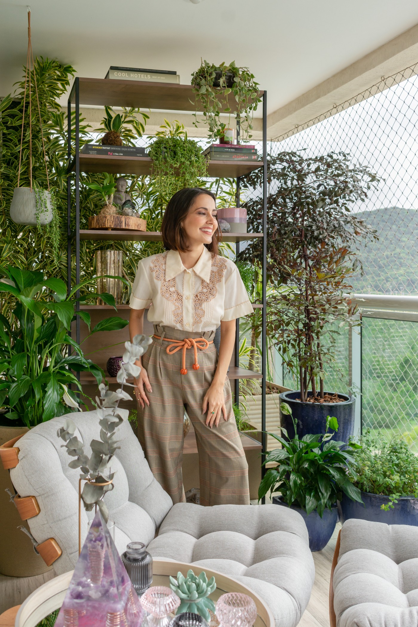 Maytê Piragibe mostra varanda inspirada em jardim encantado (Foto: Lília Mendel)