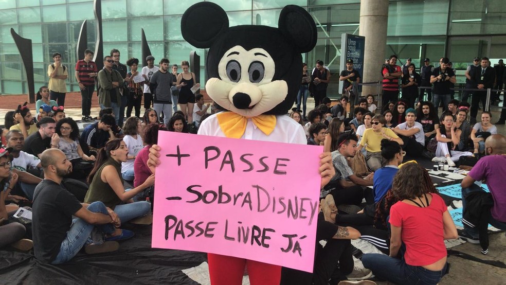 Protesto pelo Passe Livre reúne cerca de 100 pessoas na CLDF — Foto: Daumildo Júnior/G1