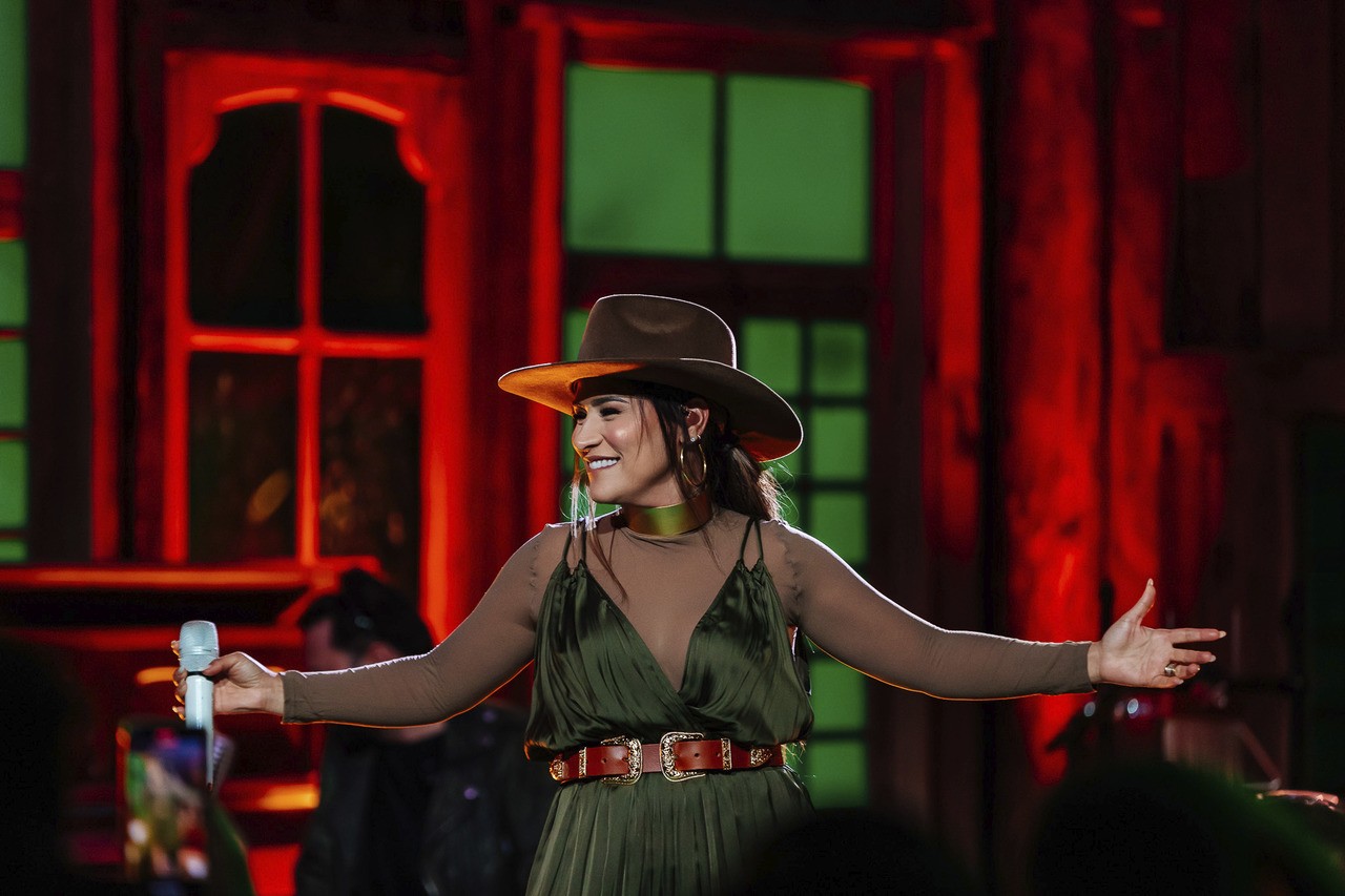 Simone Mendes enfatiza estilo sertanejo ao se lançar na carreira solo com o EP 'Cintilante'