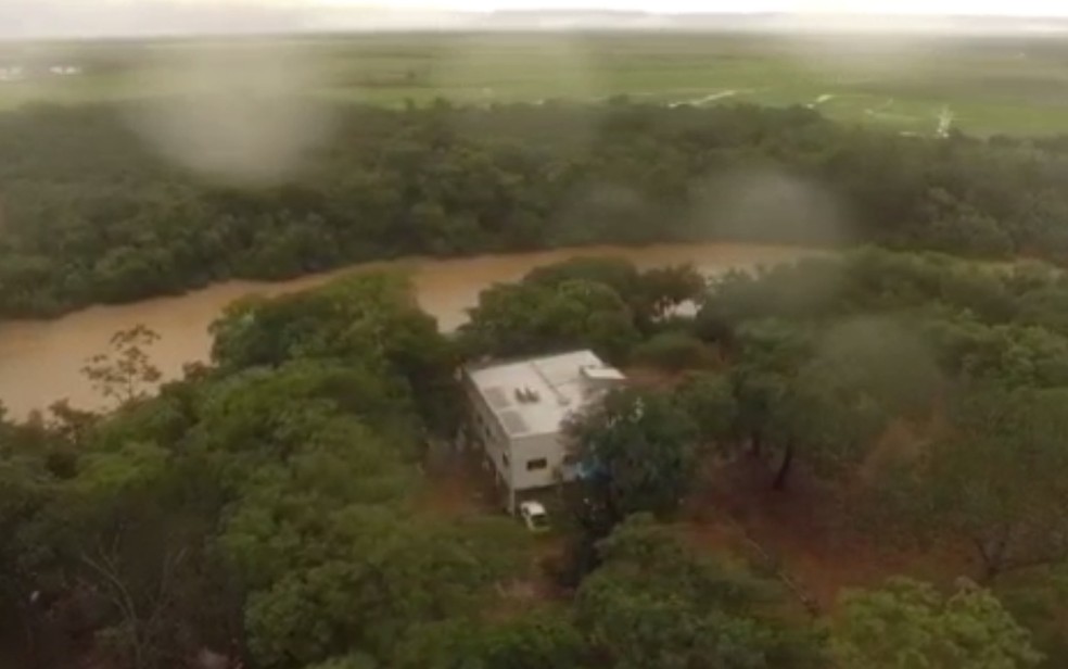 Flores de Goiás decreta situação de emergência após ter 300 famílias isoladas por causa das chuvas intensas  — Foto: Reprodução/TV Anhanguera