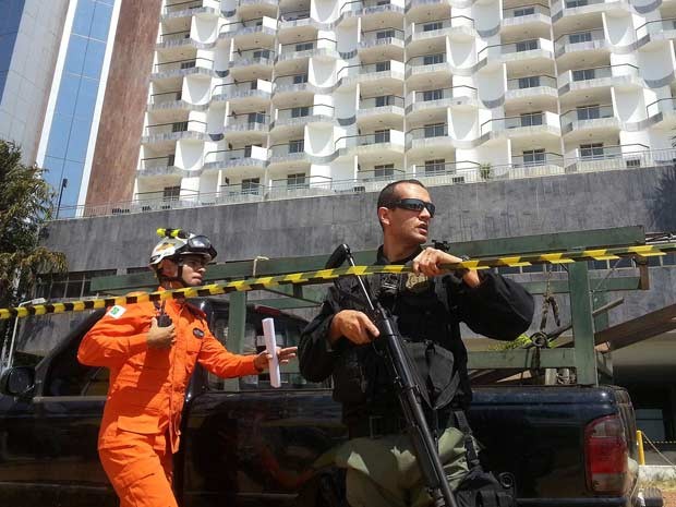 Polícia Civil armado em frente ao hotel Saint Peter, em Brasília, onde homem faz um funcionário refém (Foto: Raquel Morais/G1)