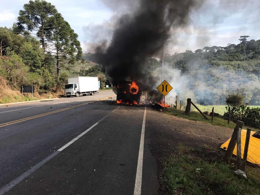 Carro forte pega fogo na SC-355 (Foto: Abel Melo/Divulgação )