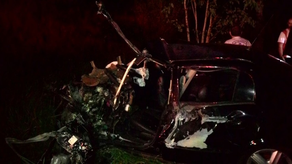Duas pessoas ficaram gravemente feridas em acidente entre carreta e carro em vicinal entre Tupã e Queiroz (Foto: Arquivo Pessoal)