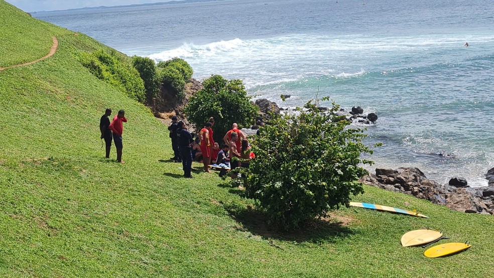 Mulher sofre afogamento na praia da Barra, em Salvador — Foto: Rildo de Jesus/TV Bahia