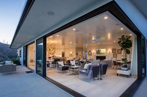 A mansão em Los Angeles comprada pela atriz pornô Riley Reid por 25 milhões de reais (Foto: Divulgação)