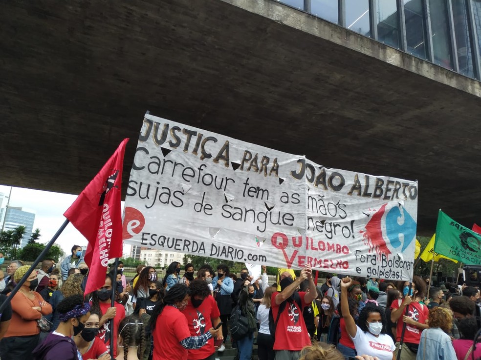 Manifestantes pedem justiça a João Alberto durante ato no Masp nesta sexta-feira (20) — Foto: Divulgação