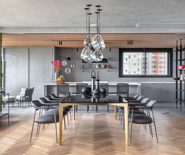 Apartamento tem décor aconchegante e móveis de design assinado (Foto: Fábio Jr. Severo)
