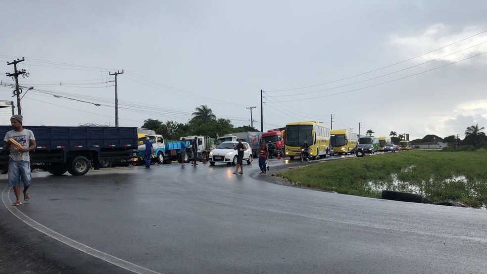 Caminhoneiros seguem estacionados na BR-101, na altura de Jaboatão dos Guararapes, no Grande Recife, nesta sexta-feira (25) (Foto: Thiago Augustto/TV Globo)