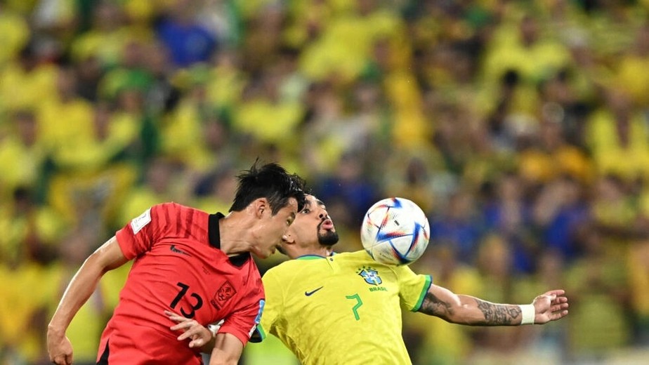 O meio-campista sul-coreano Son Jun-ho (esquerda) em ação contra o Brasil na Copa do Mundo