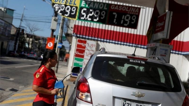 Gasolina teve alta de 19% nas refinarias (Foto: Reuters via BBC News)