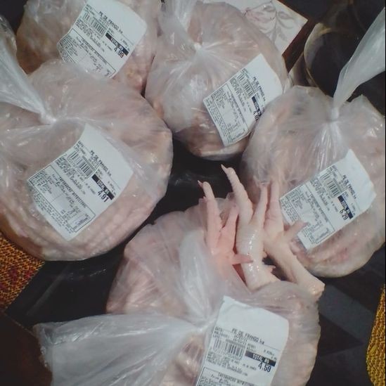 Os 5kg de pés de galinha que Fernanda comprou com a venda das panelas serão almoço e jantar para ela o marido até o fim da semana (Foto: Arquivo Pessoal)