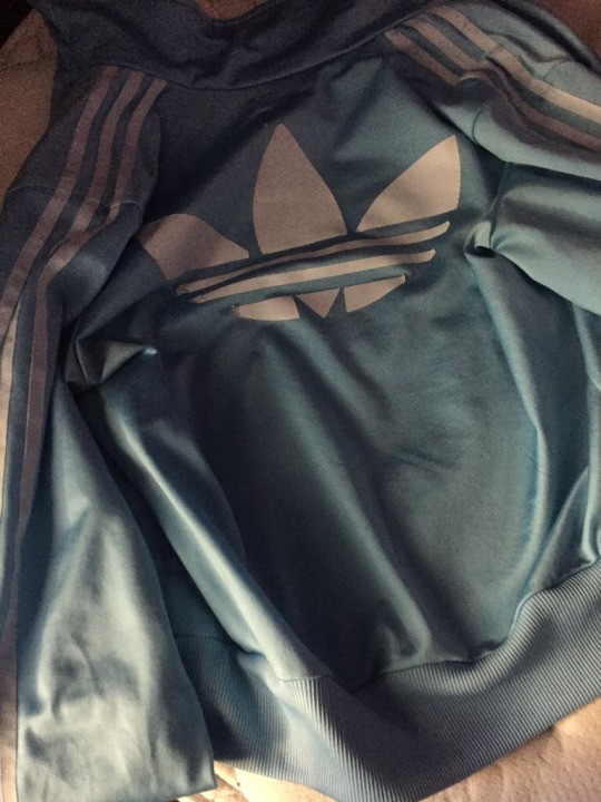Que cor você vê nesta blusa? Verde e marrom ou azul e branco? (Foto: Reprodução/Tumblr)