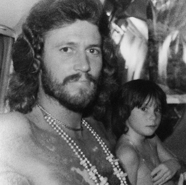 Barry Gibb com o filho, Stephen Gibb, em uma foto antiga (Foto: Instagram)