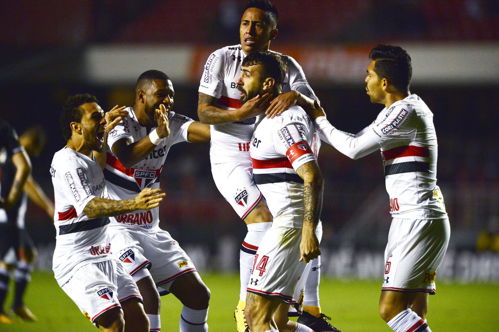 Cueva tem noite inspirada, Pratto marca e Edimar vai bem