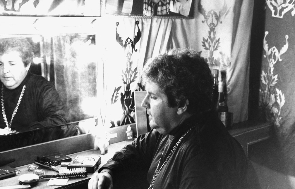 O humorista Jô Soares é fotografado em seu camarim em agosto de 1980 — Foto: Niels Andreas/Estadão Conteúdo