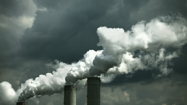 Chaminés de usina de energia a carvão (Foto: Drbouz via Getty Images)