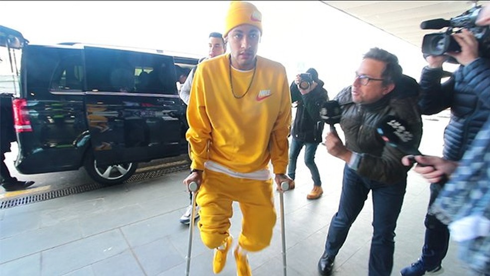 Neymar deixou Barcelona caminhando com o auxílio de muletas — Foto: Reprodução Diario SPORT