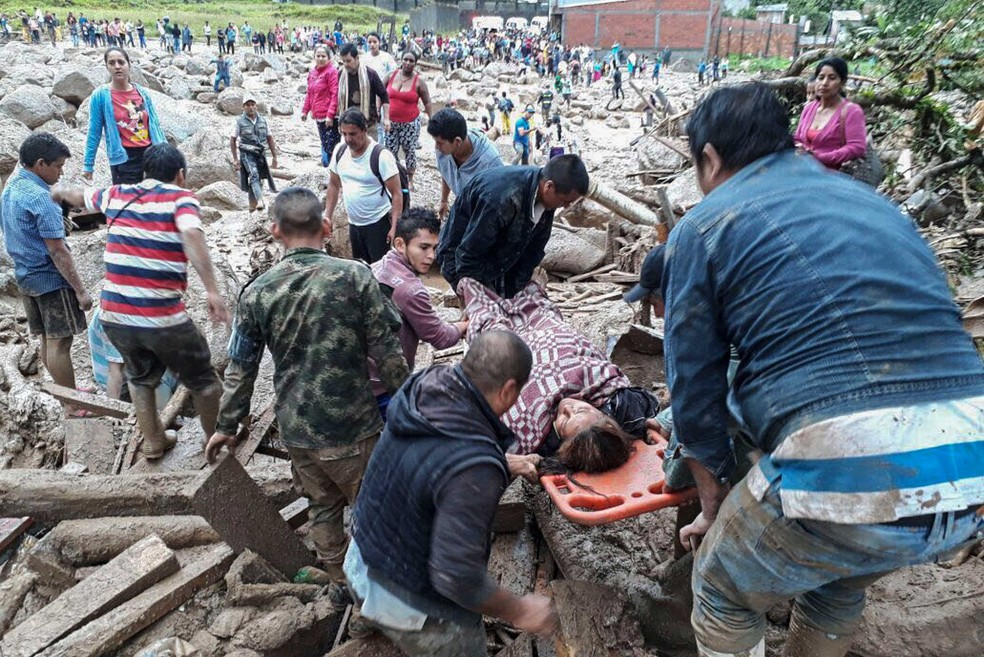 Forças armadas da Colômbia divulga imagens do trabalho das equipes de emergência em Mocoa, no departamento de Putumayo, neste sábado (1º)  (Foto: Ejercito de Colombia / AFP )