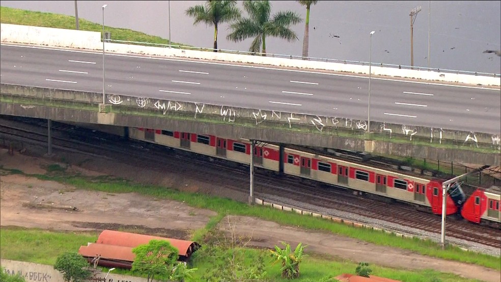 Trem da CPTM passa abaixo do viaduto que teve 2 metros cedidos na madrugada de quinta-feira (15) â€” Foto: TV Globo/DivulgaÃ§Ã£o