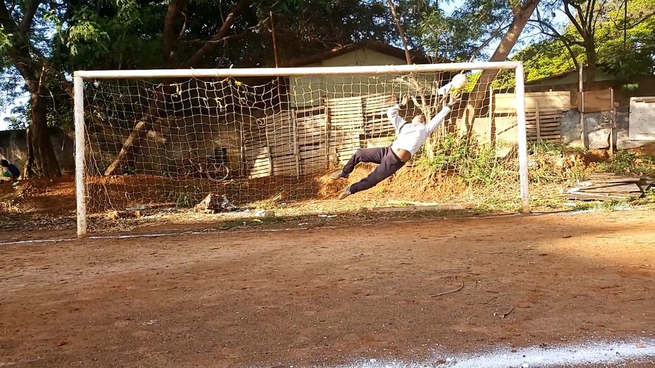 Com deficiência na mão e no pé, goleiro de time de peladeiros de Montes Claros é homenageado