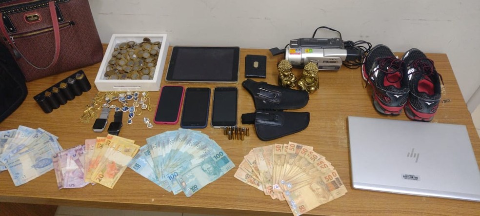 Dinheiro e objetos roubados foram recuperados pela Polícia Militar de Araçatuba  — Foto: Divulgação/ Polícia Militar de Araçatuba 