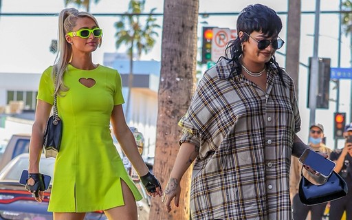 Paris Hilton e Demi Lovato vão às compras em loja de fantasias em Los Angeles